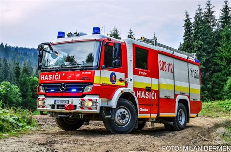Hasičské auto ako symbol rýchlej pomoci pri požiari