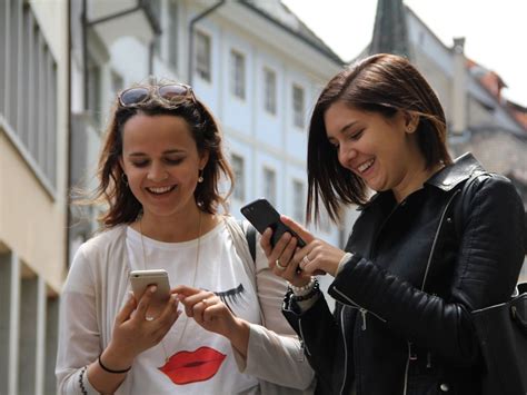 Ilustrácia dieťaťa s mobilným telefónom