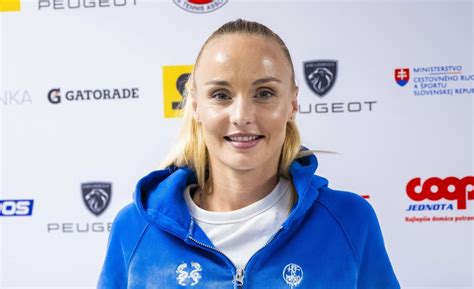 Tenistka Rebecca Šramková na kurte