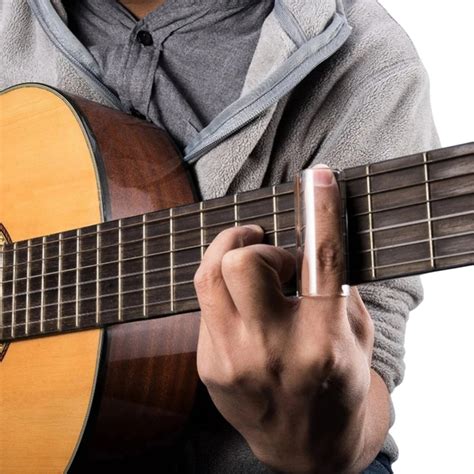Gitarista hrajúci na akustickú gitaru