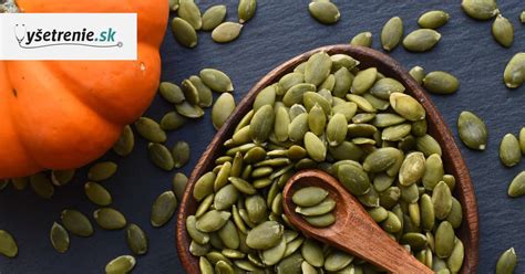 Misa s krémovou tekvicovou polievkou ozdobená tekvicovými semiačkami