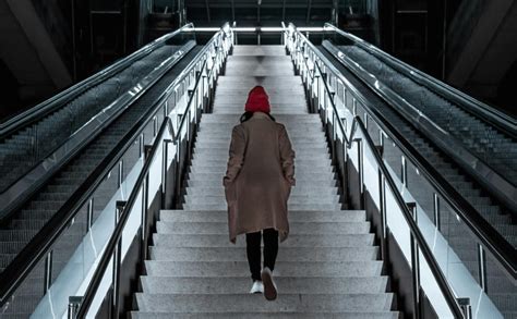 ľudia využívajúci schody namiesto výťahu