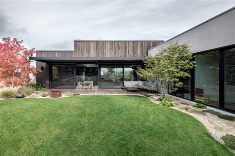 Malé mestečko s domčekmi a záhradami v štýle Thomasa Kinkadea