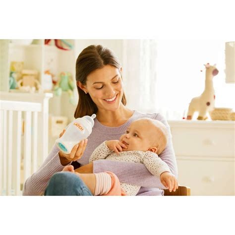 Ilustrácia dojčaťa pijúceho z fľaše s cumlíkom