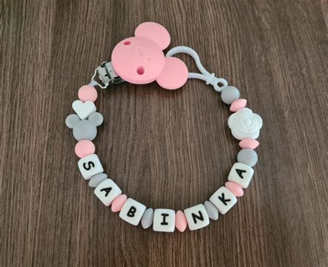 Ilustrácia retiazky na cumlík s menom