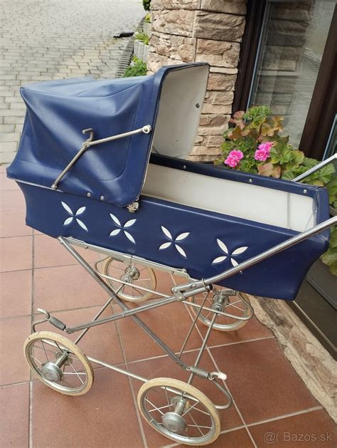 Deti hrajúce sa s retro kočíkmi pre bábiky