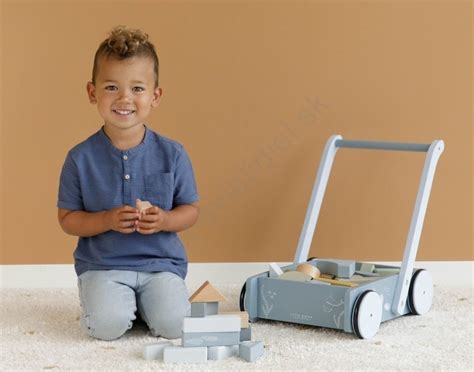 Dieťa s drevenými kockami