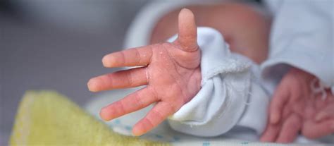 Dieťa gestikulujúce rukami a nohami