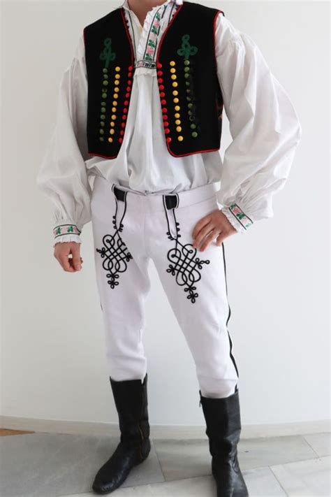 Slovenský folklórny kroj