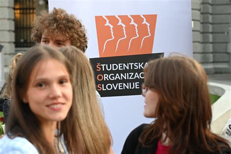 študenti pripínajúci si stužky