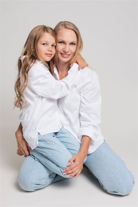 Módna dvojica mama a dcéra v denimovom štýle