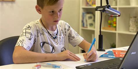 študent píše na notebooku