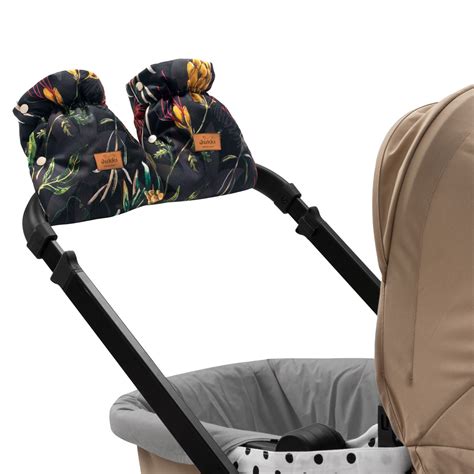 Detail rukávnika pripevneného na rukoväť kočíka
