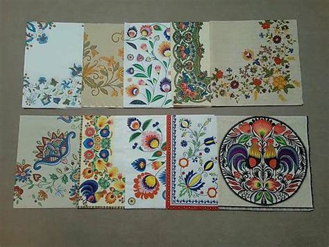 Ukážka rôznych folklórnych motívov na servítkach