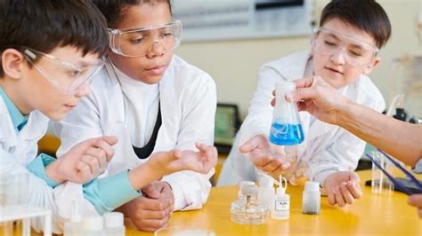 Deti pri vedeckom experimente