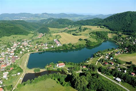 Ilustrácia rodiny s deťmi a finančnou podporou