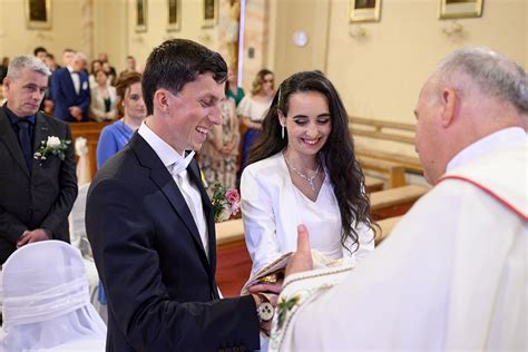 Ženích so zaviazanými očami pri hre na spoznávanie nevesty