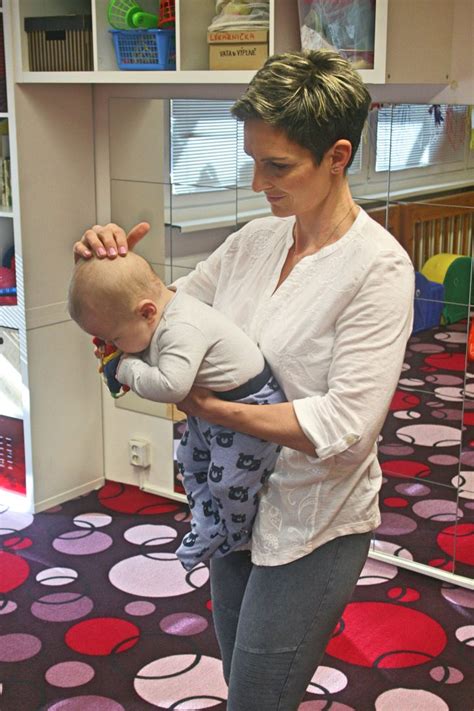 Správne nosenie bábätka v pozícii klokan