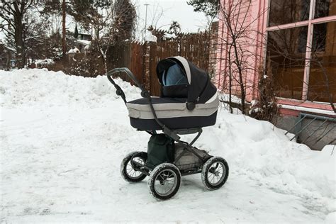 Koláž rôznych typov slnečnej ochrany pre deti v kočíku