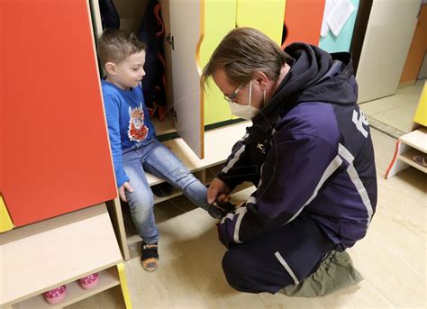 Ilustračná fotografia dieťaťa s hračkou v autobuse