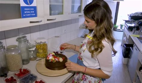 Lucia Gulišová pri pečení