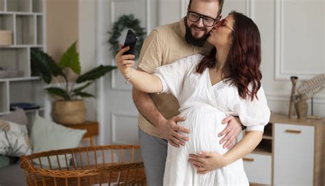 muž a žena diskutujú o tehotenstve