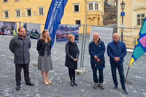 galéria fotografií rôznych polôh pri dojčení