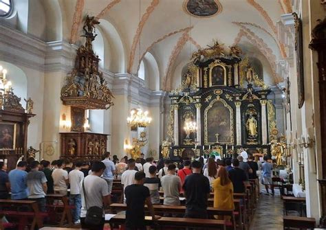 Ilustrácia detí spievajúcich v kostole