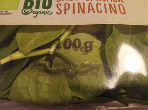 Mladý špenát v miske