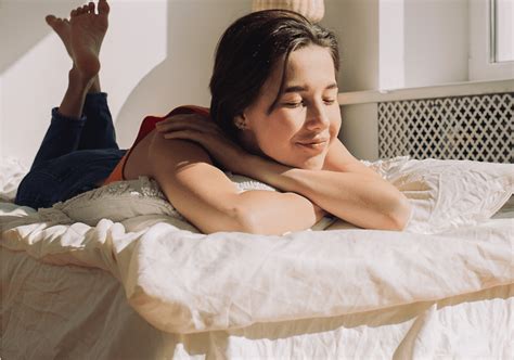 Žena ležiaca na chrbte s vankúšom pod bedrami