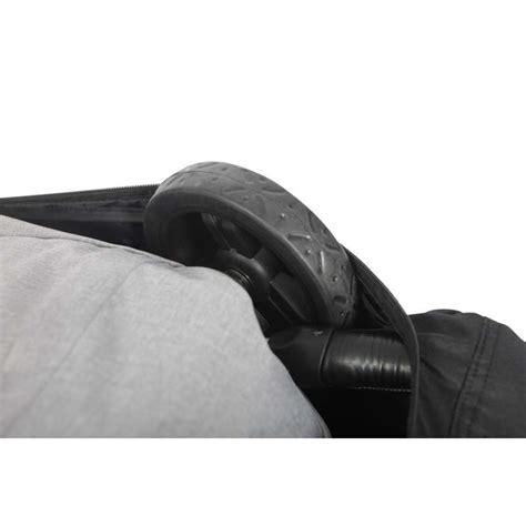 Detail predných a zadných koliesok kočíka