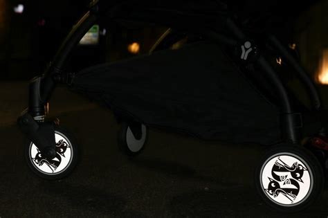 Detailný pohľad na kolesá a brzdu kočíka 4Baby Shape