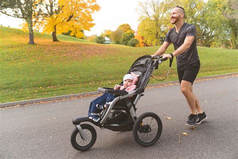 Športový kočík s nafukovacími kolesami v teréne