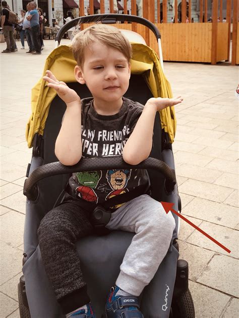 Dieťa sediace v športovom kočíku