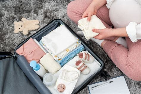 Žena si balí tašku do pôrodnice