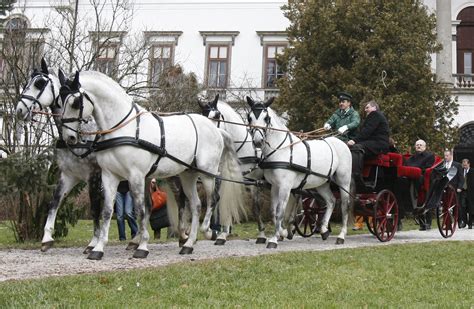 Historický koč ťahaný koňmi