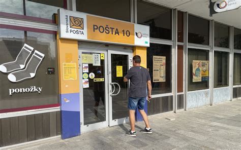 Ilustračná fotografia zamestnanca pošty pri práci s balíkmi