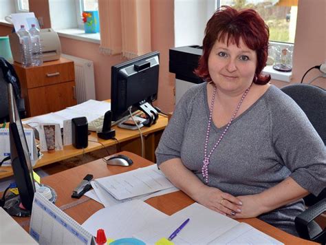 Sociálny pracovník komunikuje s dieťaťom