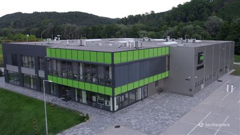Proces renovácie starého kočíka