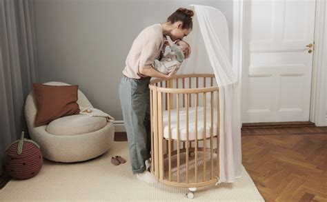 Ukážka rôznych farieb a doplnkov k postieľke Stokke Sleepi