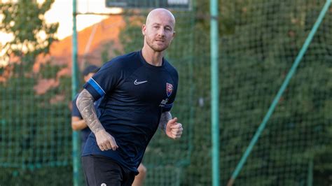 Mladý Miroslav Stoch s futbalovou loptou