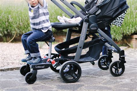 Ilustračná fotografia rodiny s kočíkom a BuggyBoard Maxi
