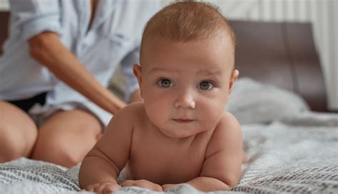 Dieťa na brušku posilňuje svaly