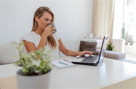 Žena pracujúca na notebooku s dieťaťom