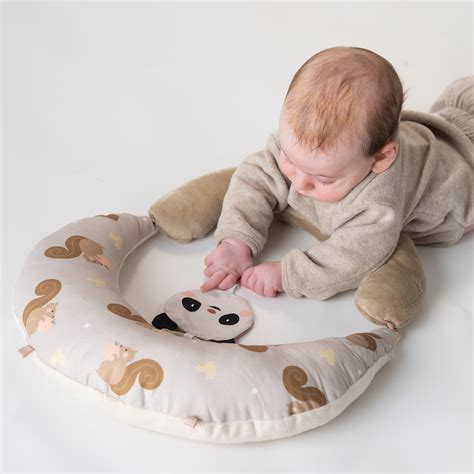Ilustrácia dieťaťa na brušku (tummy time)