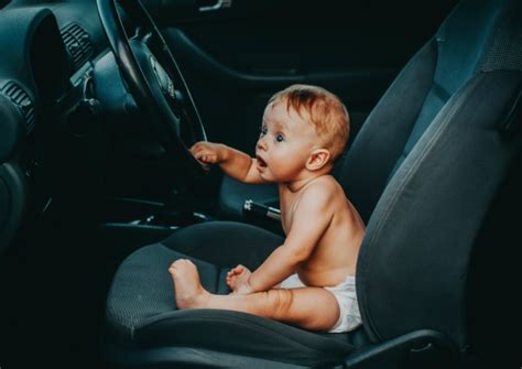 Rodina vyberá autosedačku pre dieťa