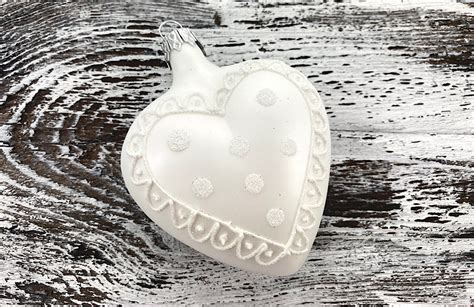 symbolické biele srdiečko ako znak spolupatričnosti