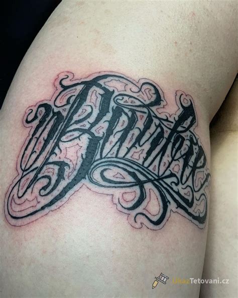 Latinská fráza na tetovaní