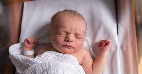 novorodenec sa prvýkrát prisáva k prsníku