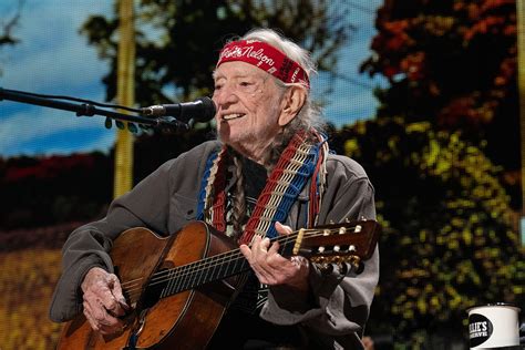 Fotografia mladého Willieho Nelsona s gitarou